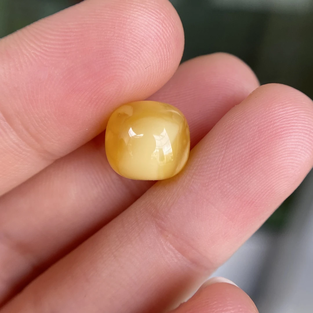 蜜蜡胶皮鸡油黄老型配饰11.0×10.0mm，颜色好看，润泽无优化杂裂