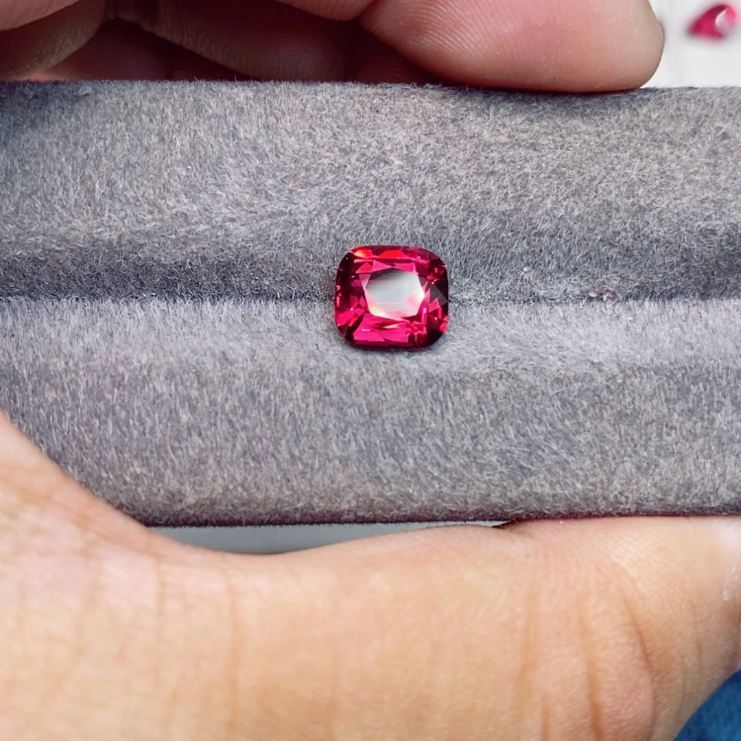 石榴石（紫牙乌）裸石未镶嵌镁铝石榴石2.77克拉