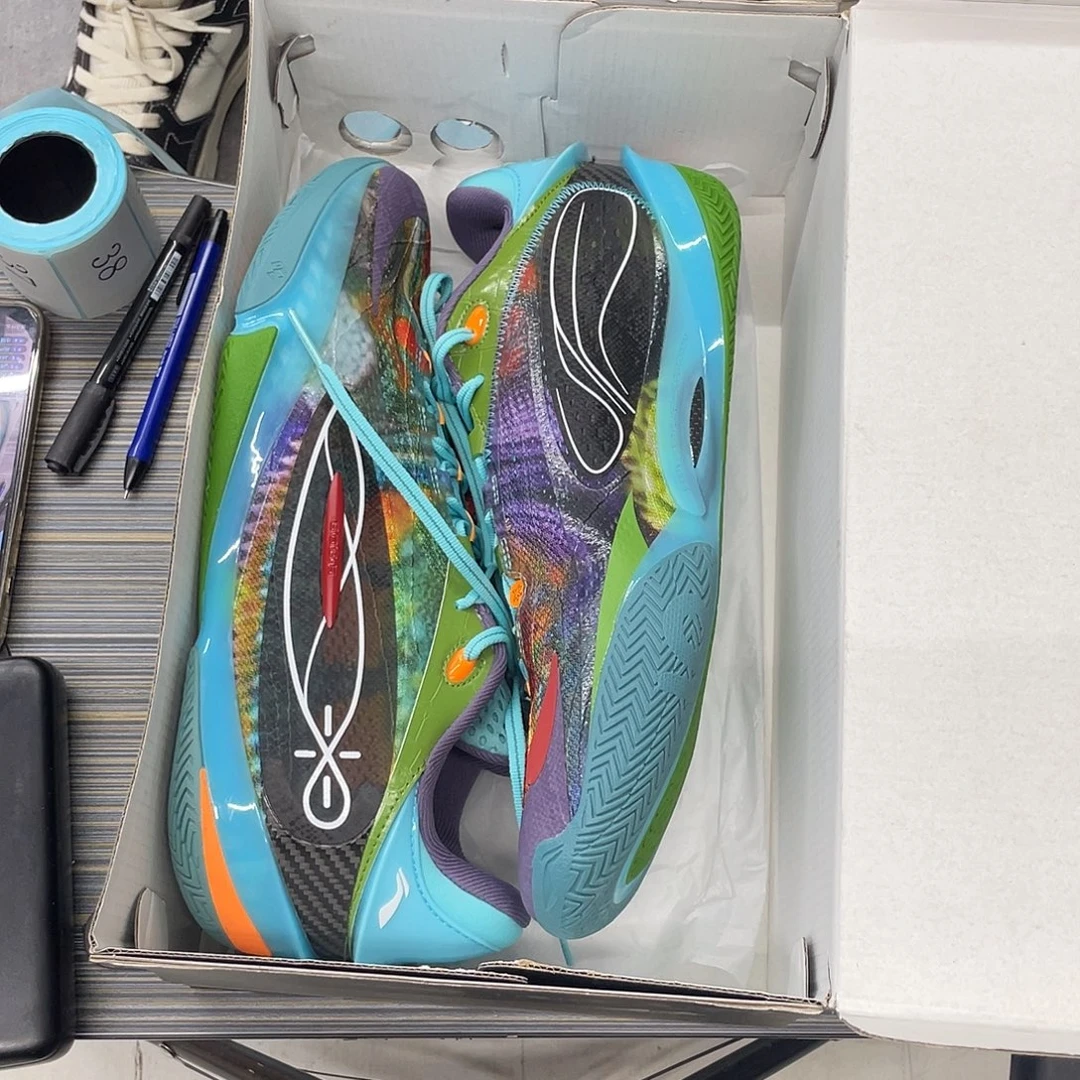 36号46:295篮球鞋底脏