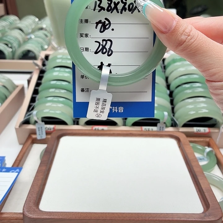 旭****石英岩玉未镶嵌手镯