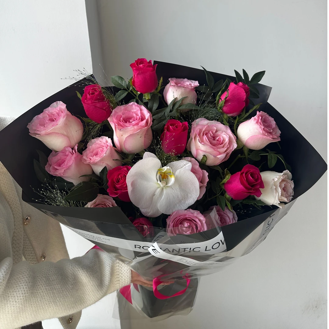 [心动花期]19朵玫瑰+1朵蝴蝶兰 送女友闺蜜老婆同城配送