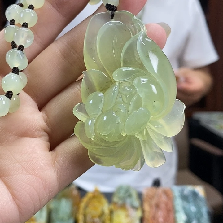 蛇纹石玉未镶嵌颈饰