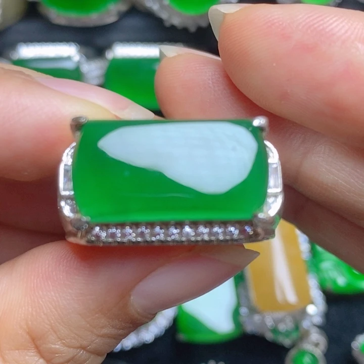 翡翠未镶嵌挂件马鞍