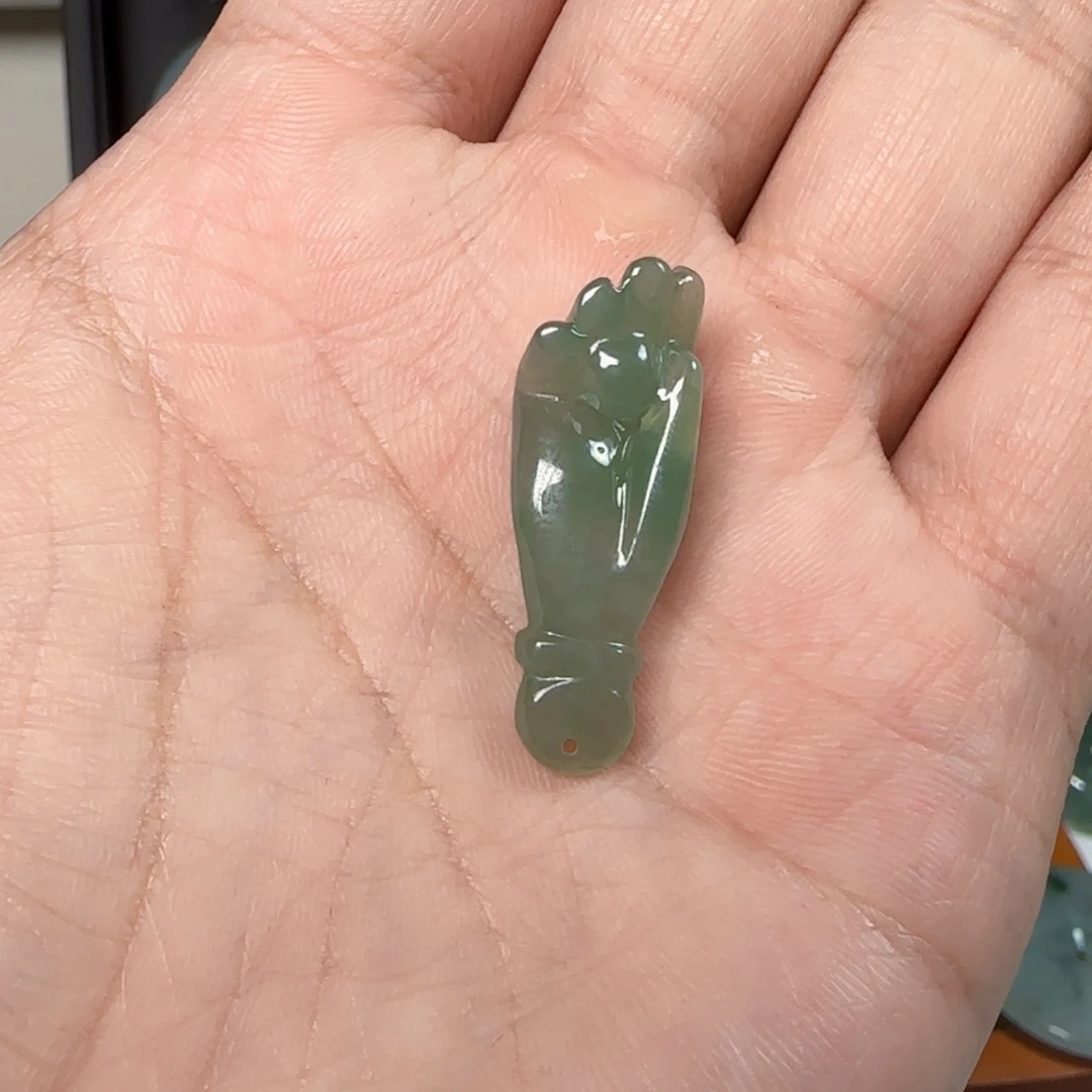 翡翠未镶嵌挂件掌上明珠