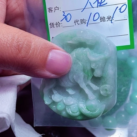 翡翠未镶嵌颈饰人**途