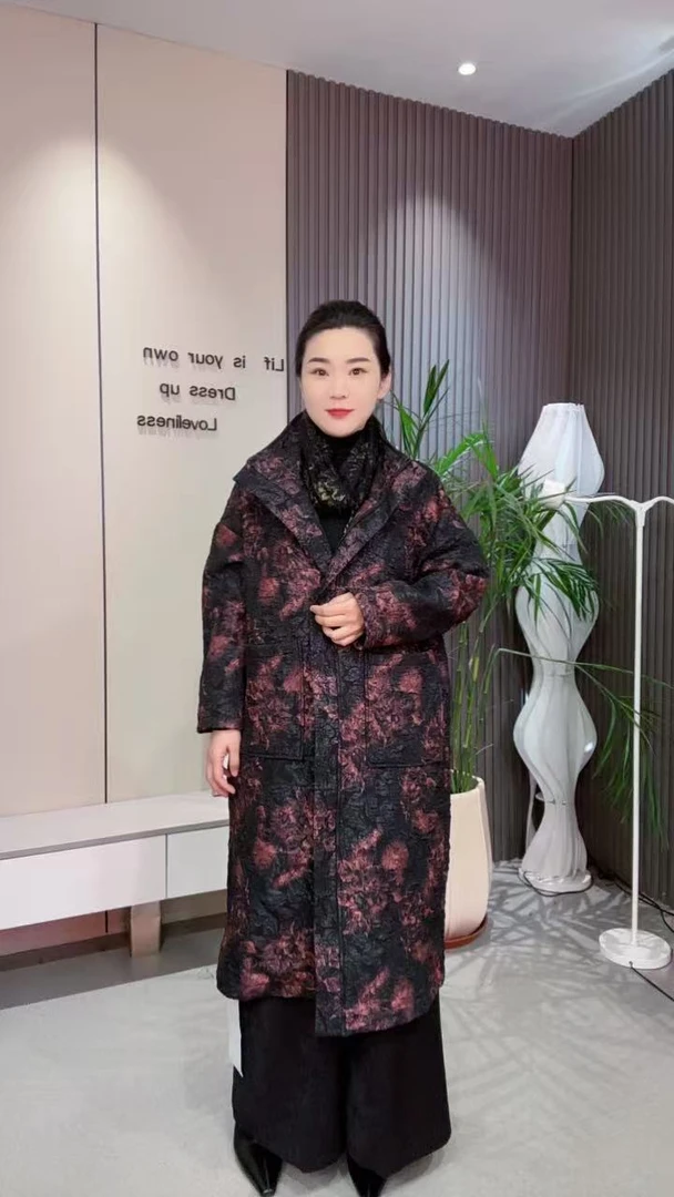 大美推荐新款时尚浮雕提花加绒复古风衣大码女装810款