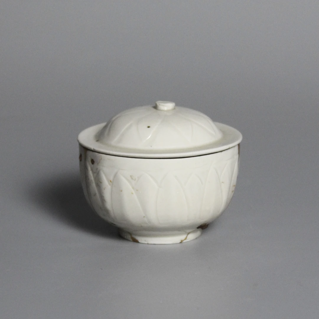 （12）白釉刻花盖钵