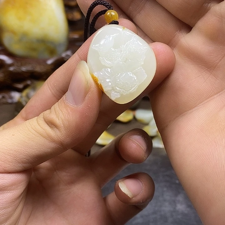 和田玉未镶嵌把件