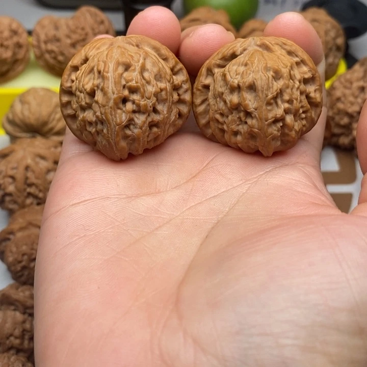 文玩核桃吊坠白狮子