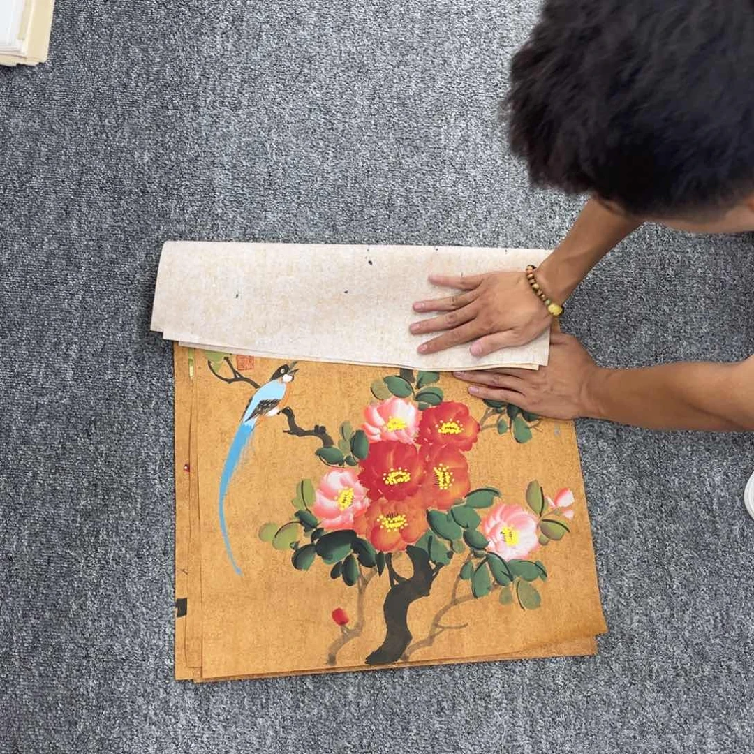 国画卖字画的小男孩
