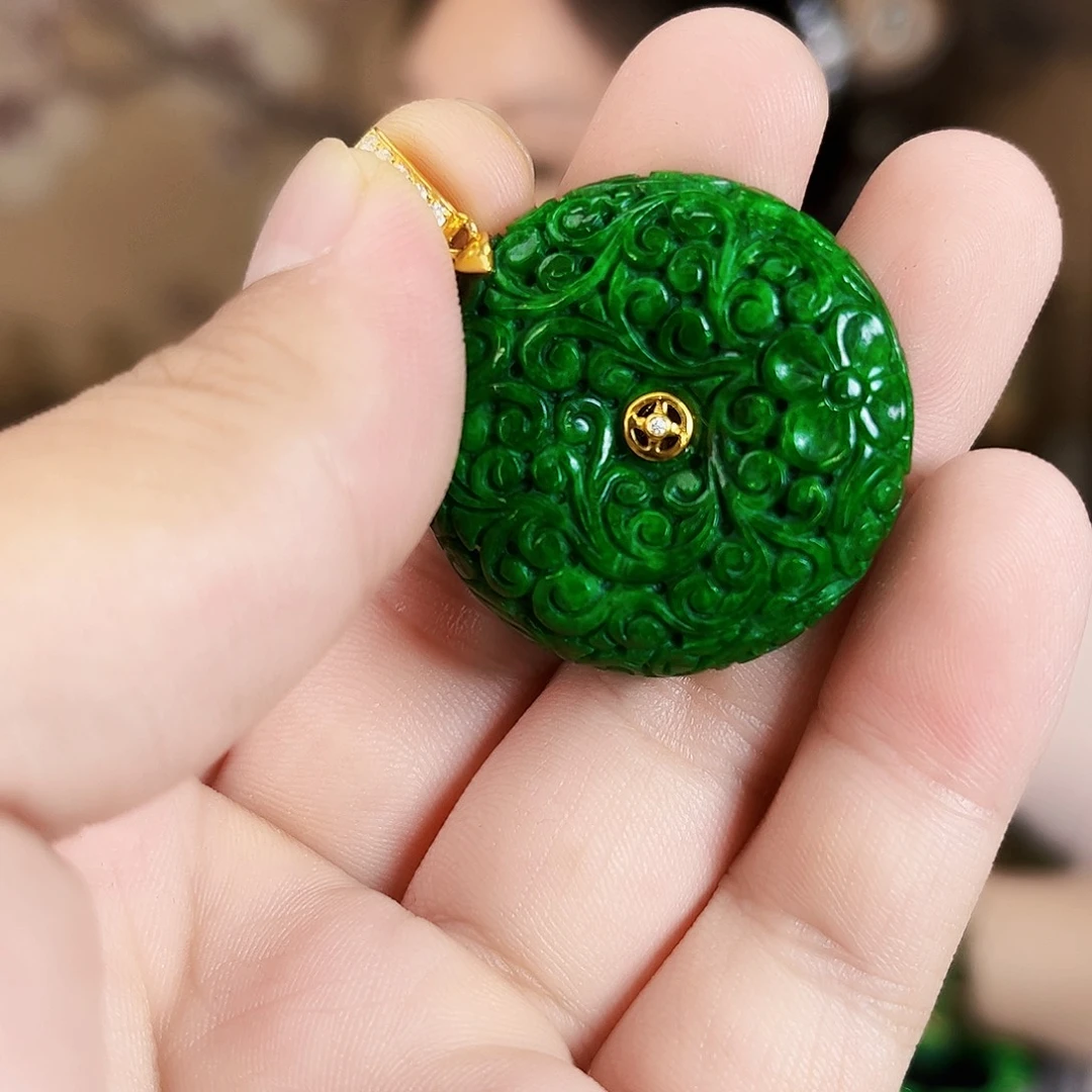 翡翠18K金镶嵌颈饰吊坠