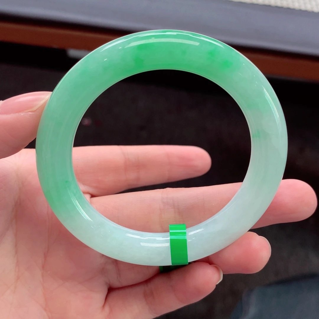 翡翠手镯未镶嵌翡翠