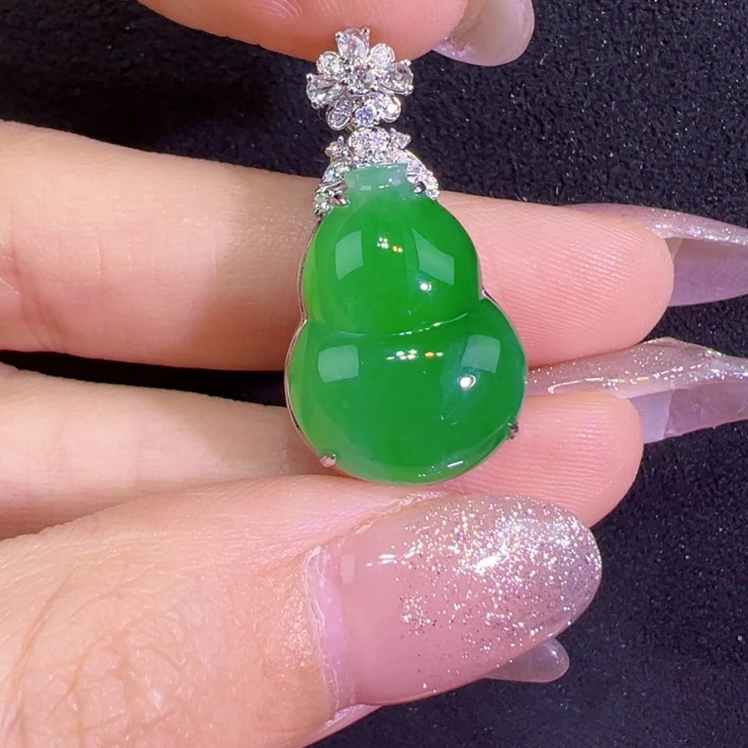 翡翠18K金镶嵌颈饰葫芦