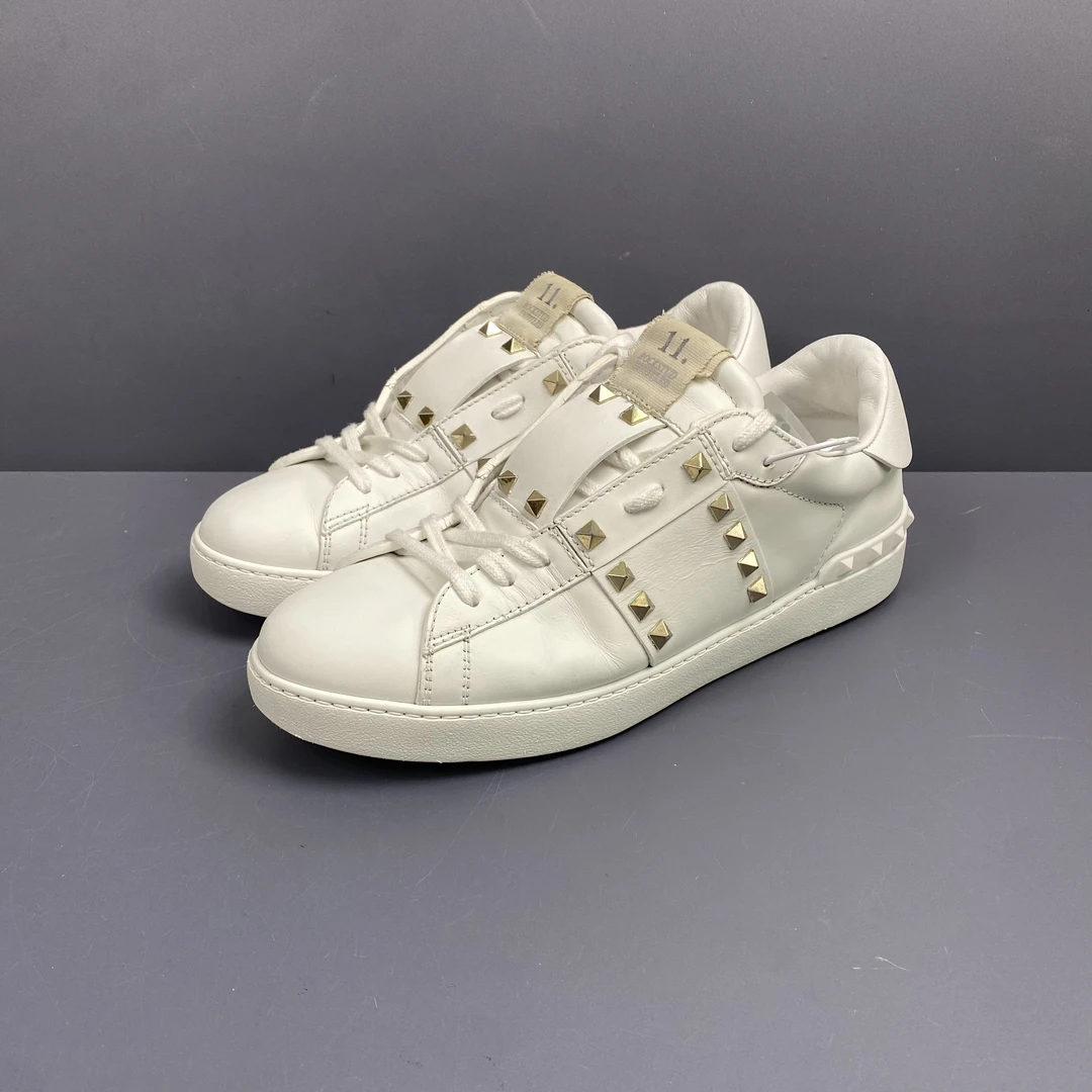 95新 Valentino/华伦天奴 41码 华伦天奴白色铆钉板鞋 休闲鞋 265