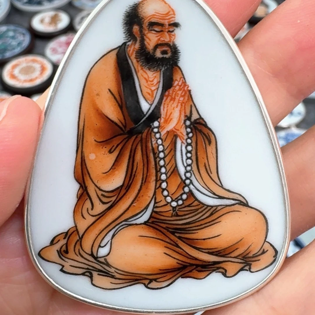 宝***爸瓷片粉彩达摩挂件一个