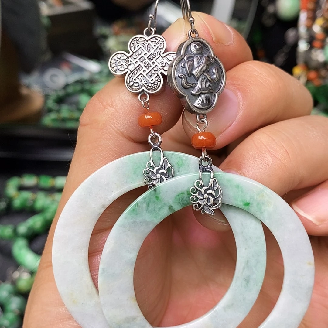 未镶嵌翡翠耳饰漂亮美眉