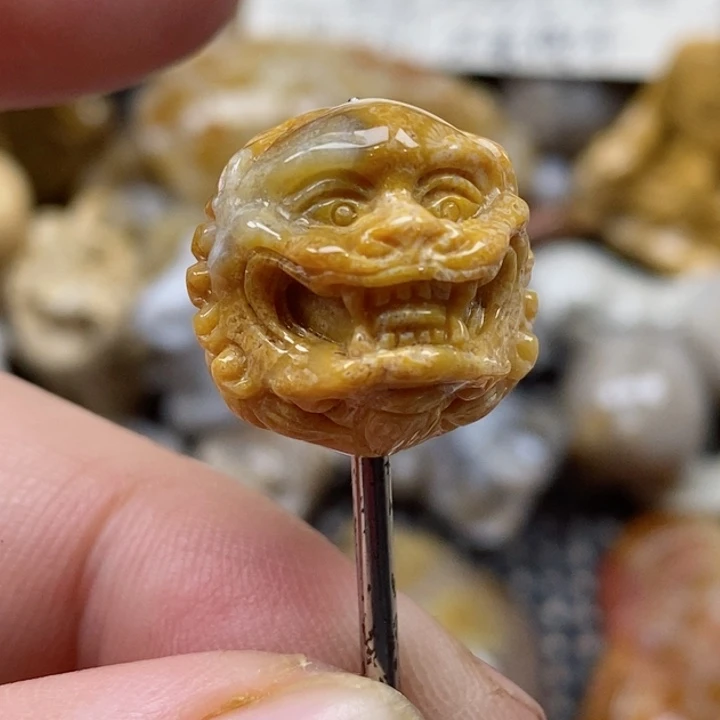 颈饰未镶嵌硅化珊瑚（珊瑚玉）