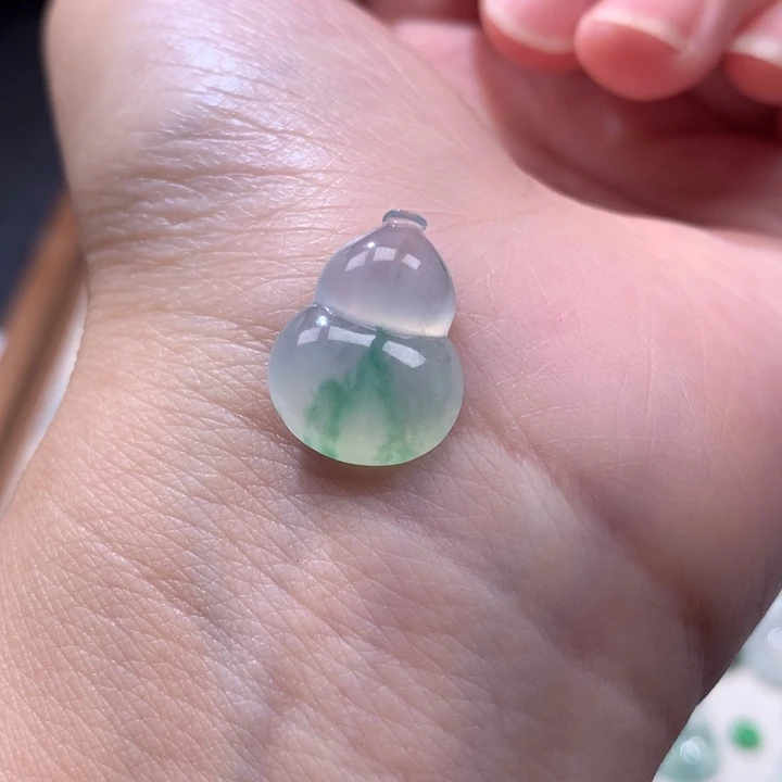 颈饰未镶嵌翡翠冰种飘阳绿葫芦