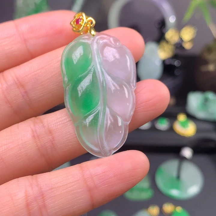 翡翠未镶嵌吊坠(赠链)