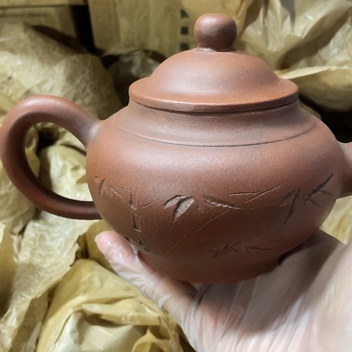 紫砂茶壶原矿泥料手工制作的一把紫砂壶。