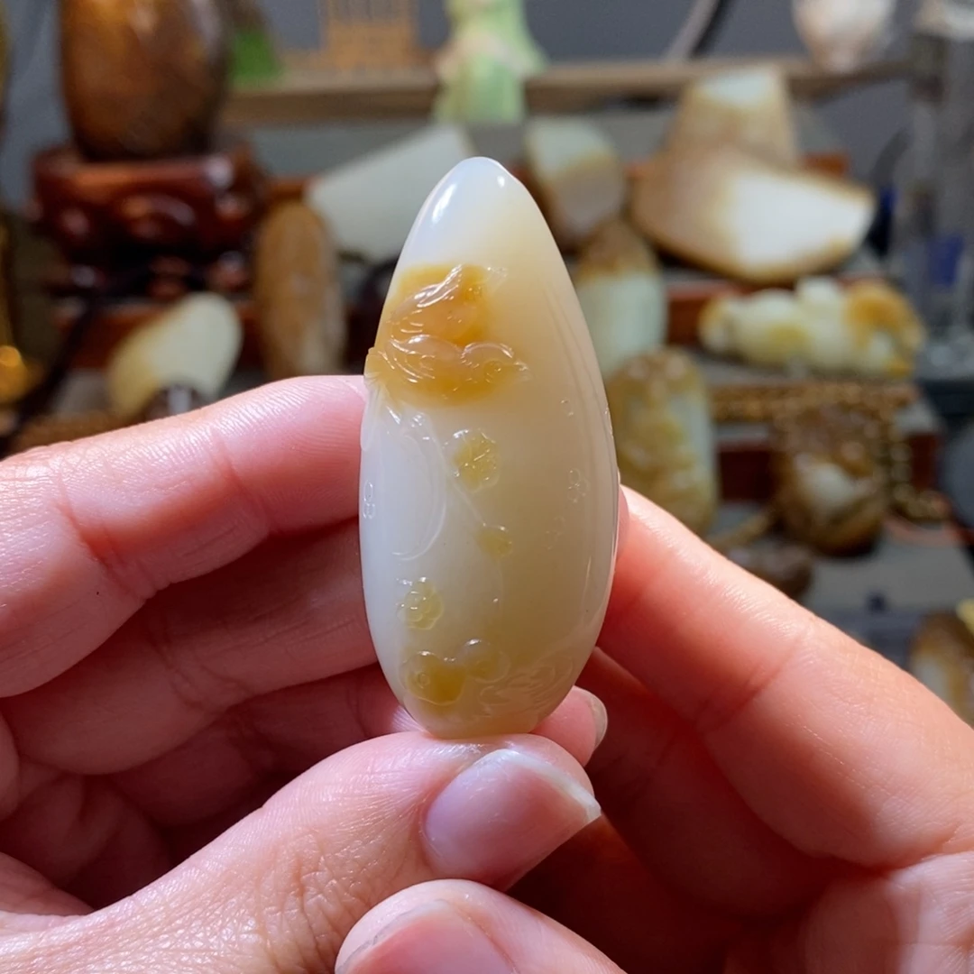和田玉（糖玉）颈饰未镶嵌喜上眉梢