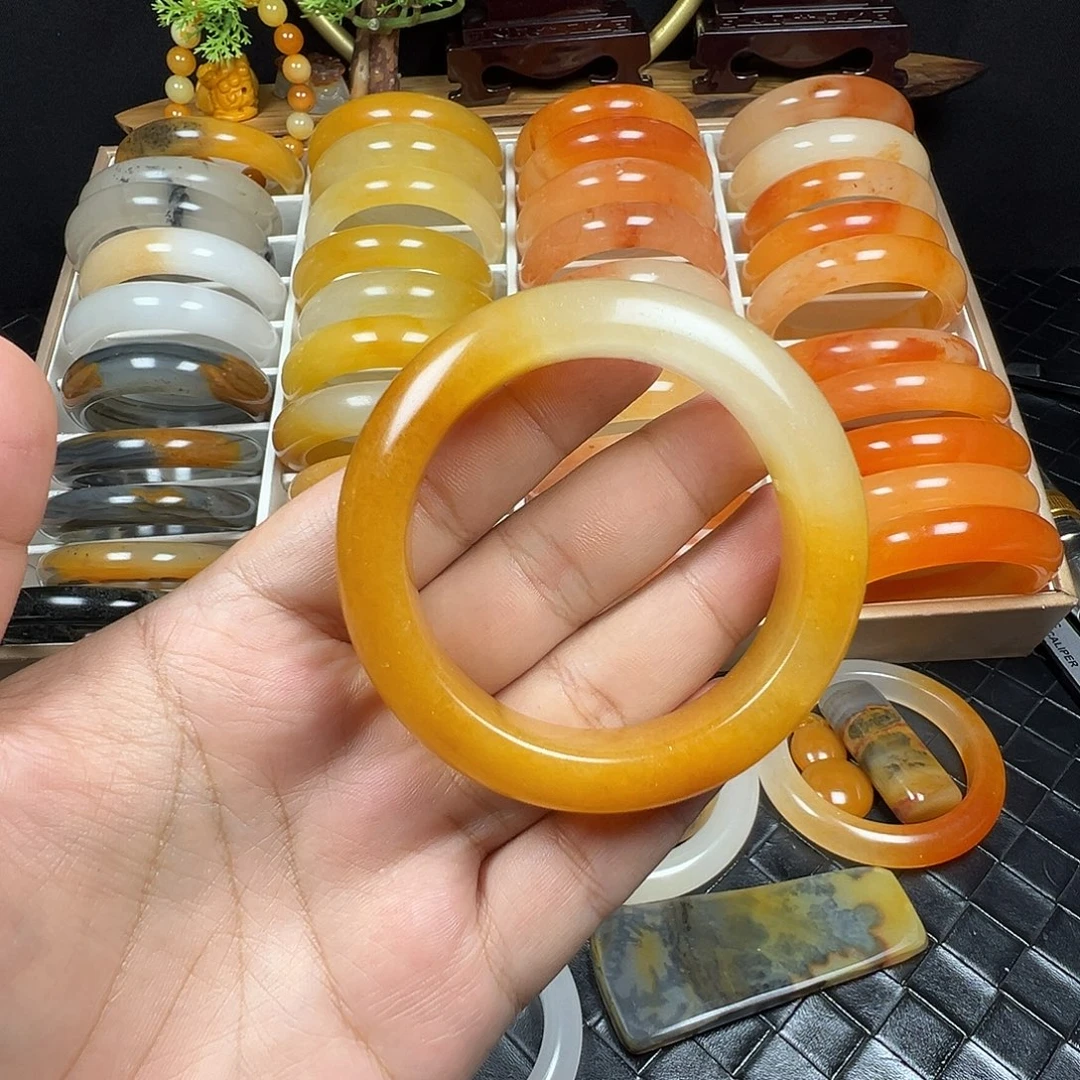 禄***子石英质玉（黄龙玉）未镶嵌手镯