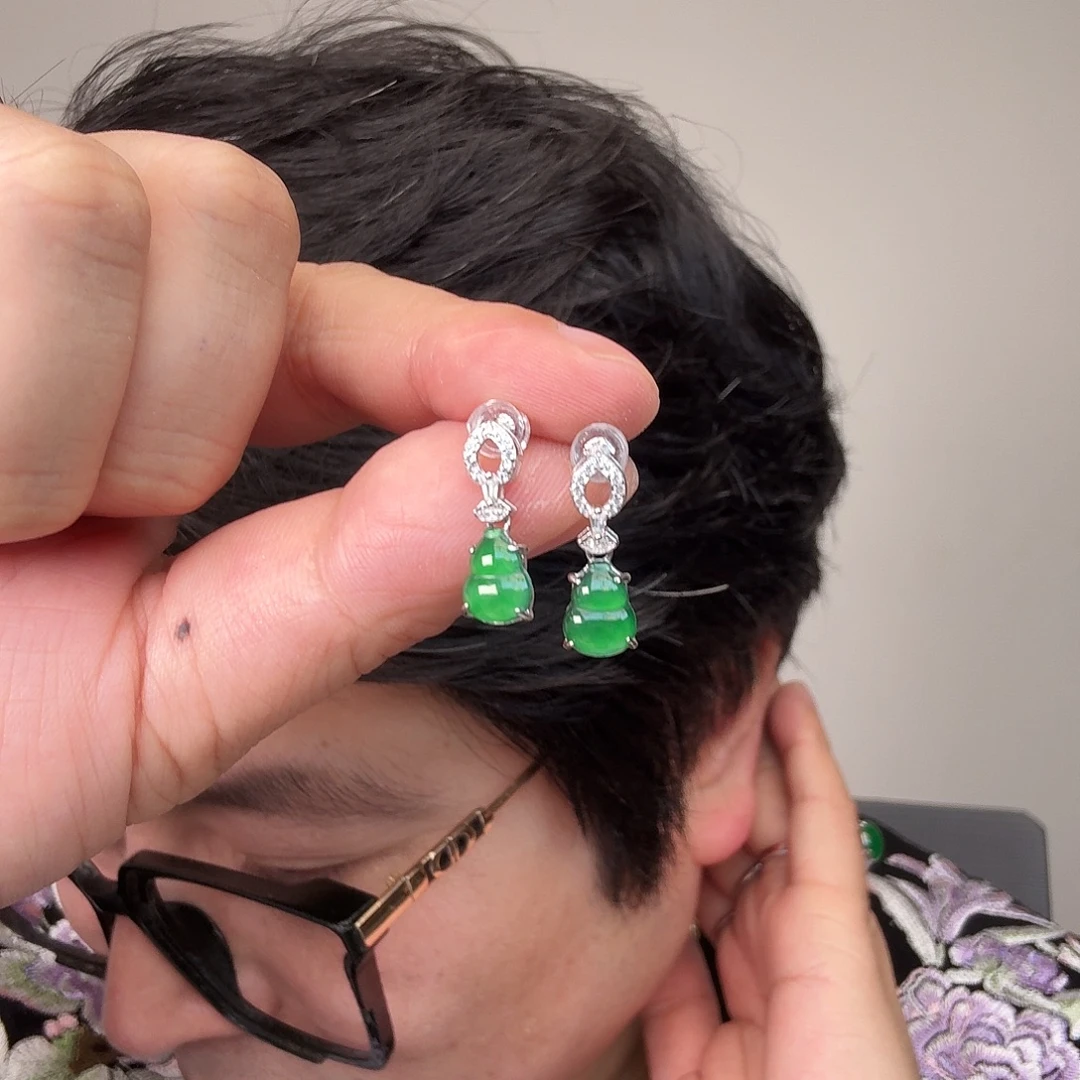 翡翠未镶嵌颈饰一对