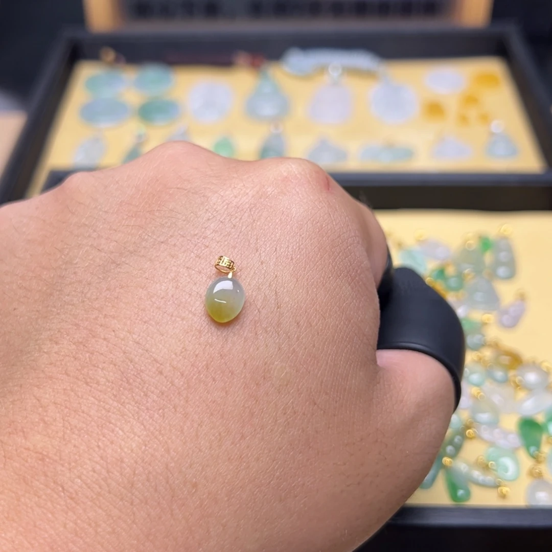 翡翠18K金镶嵌颈饰福瓜