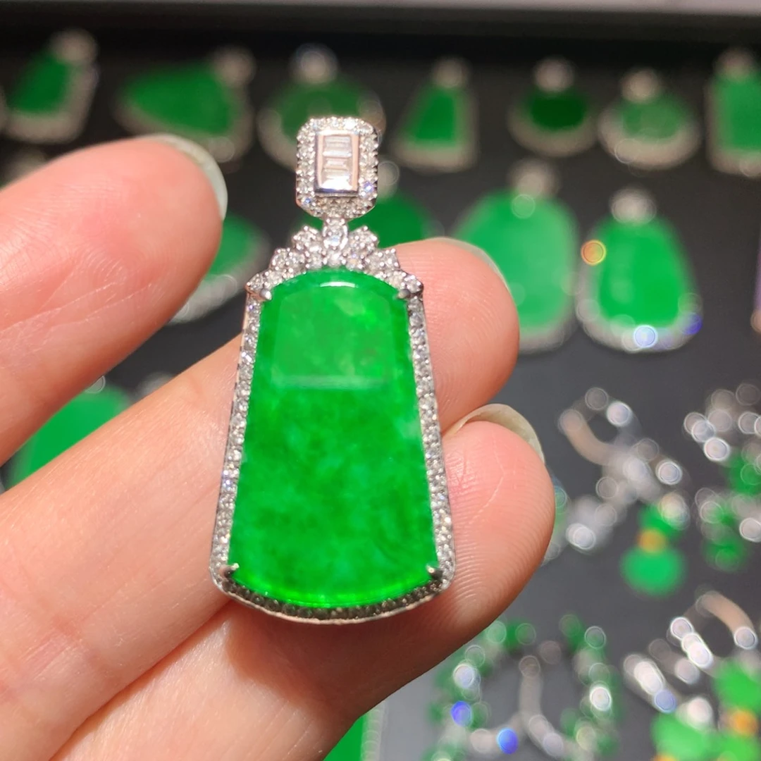 翡翠颈饰18K金镶嵌翡翠