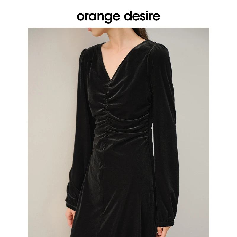 【橱窗】气质抽褶丝绒小黑裙女春季显瘦长裙V领OD2DSL0051
