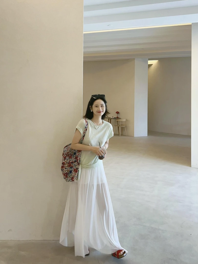 2025夏季新款杏色圆领褶皱收腰开叉高级感短袖T恤百搭上衣半身裙