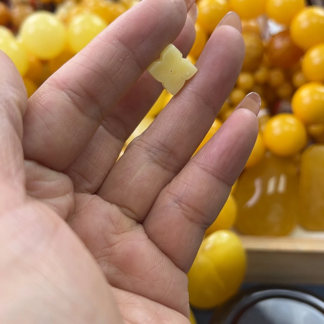 未镶嵌琥珀珠宝奇石