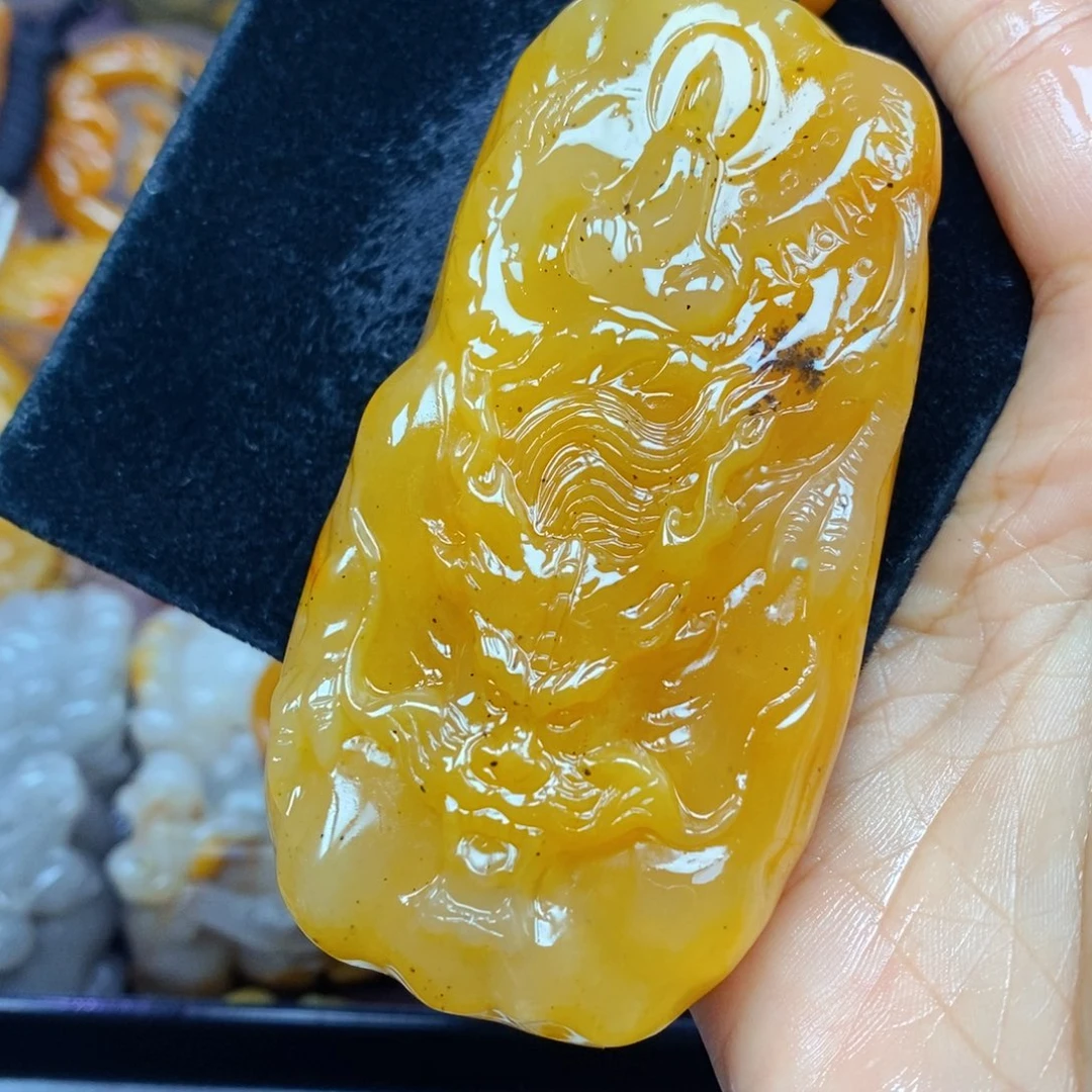 未镶嵌石英质玉（黄龙玉）颈饰