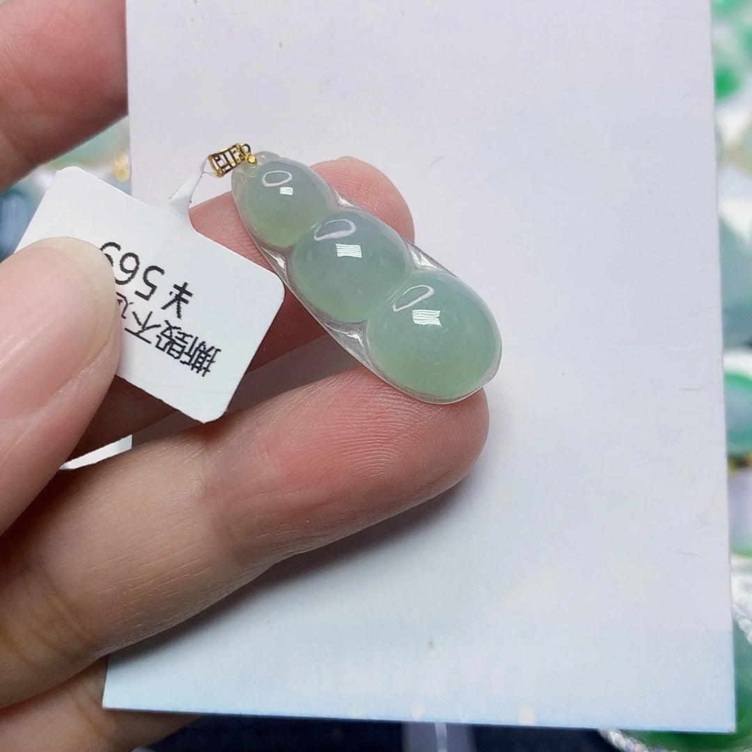 颈饰18K金镶嵌翡翠豆子