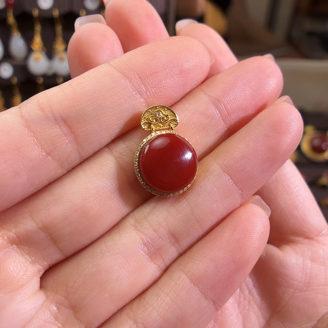 颈饰18K金镶嵌南红玛瑙田**~