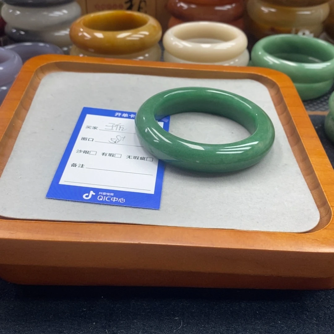 王****石英质玉手镯未镶嵌