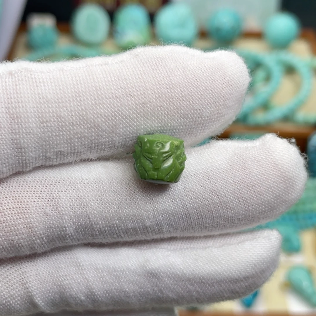 绿松石未镶嵌颈饰