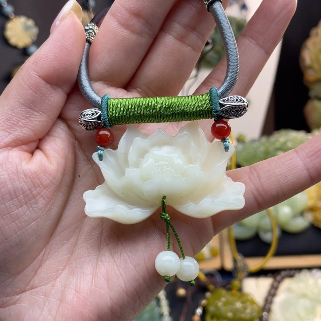 蛇纹石玉颈饰未镶嵌