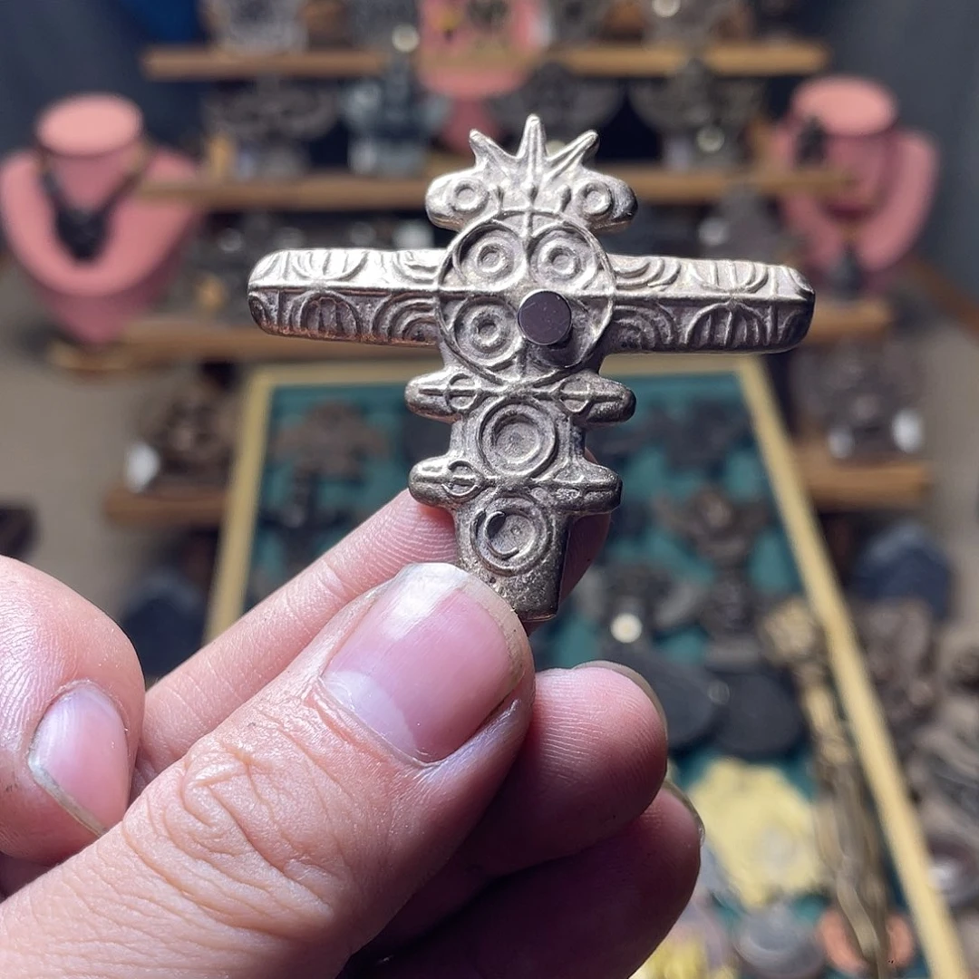 藏传老料加银两处瑕疵