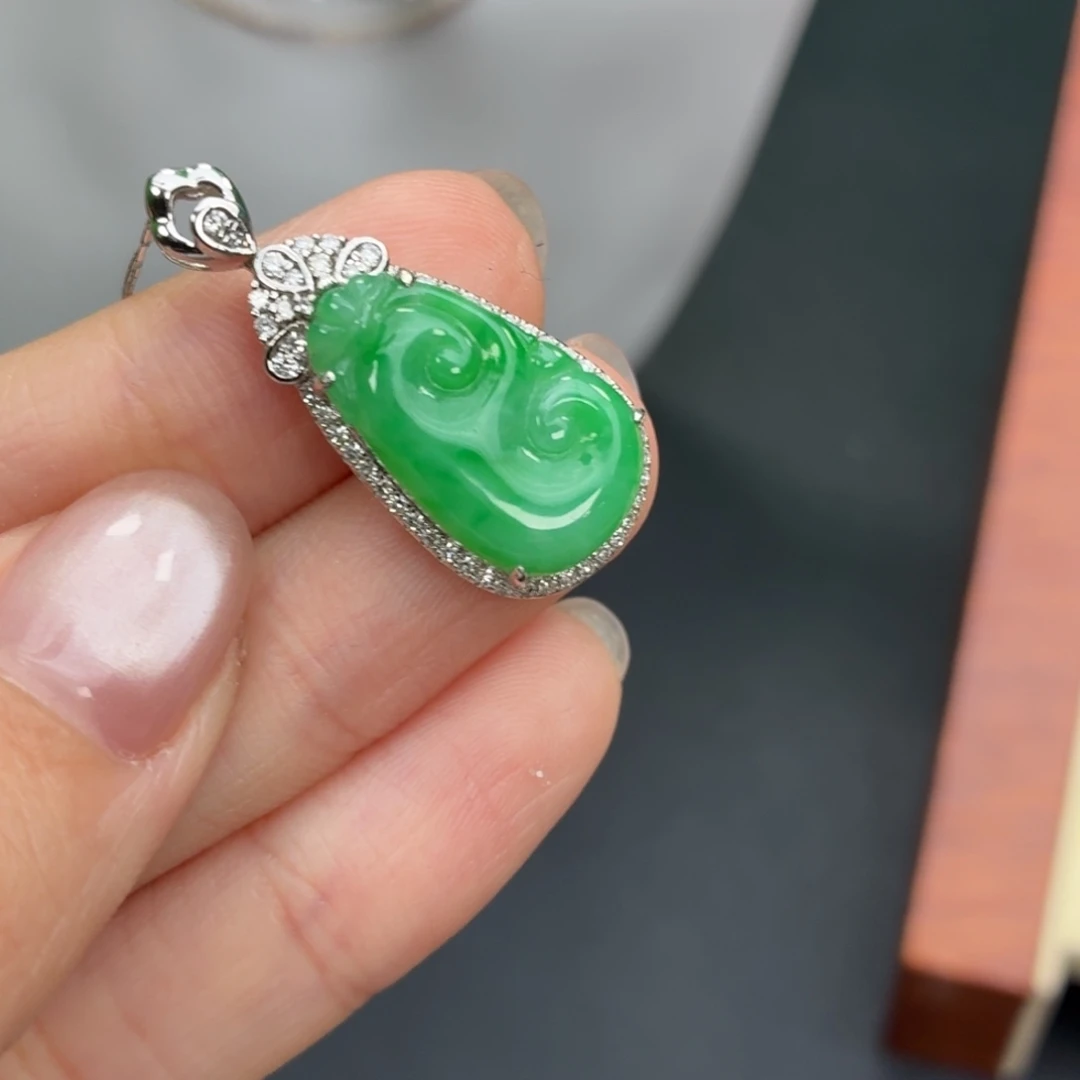 翡翠18K金镶嵌颈饰