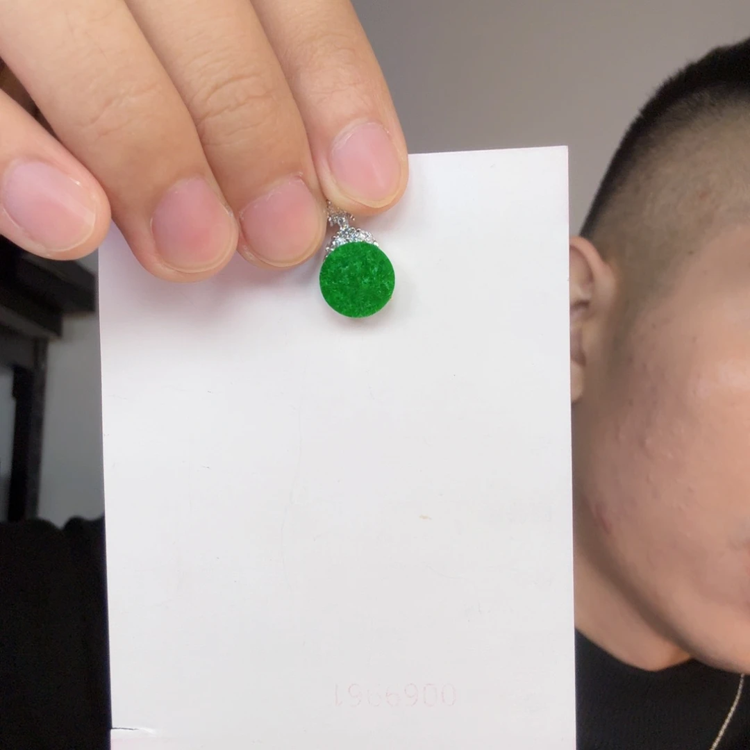 翡翠未镶嵌颈饰一件