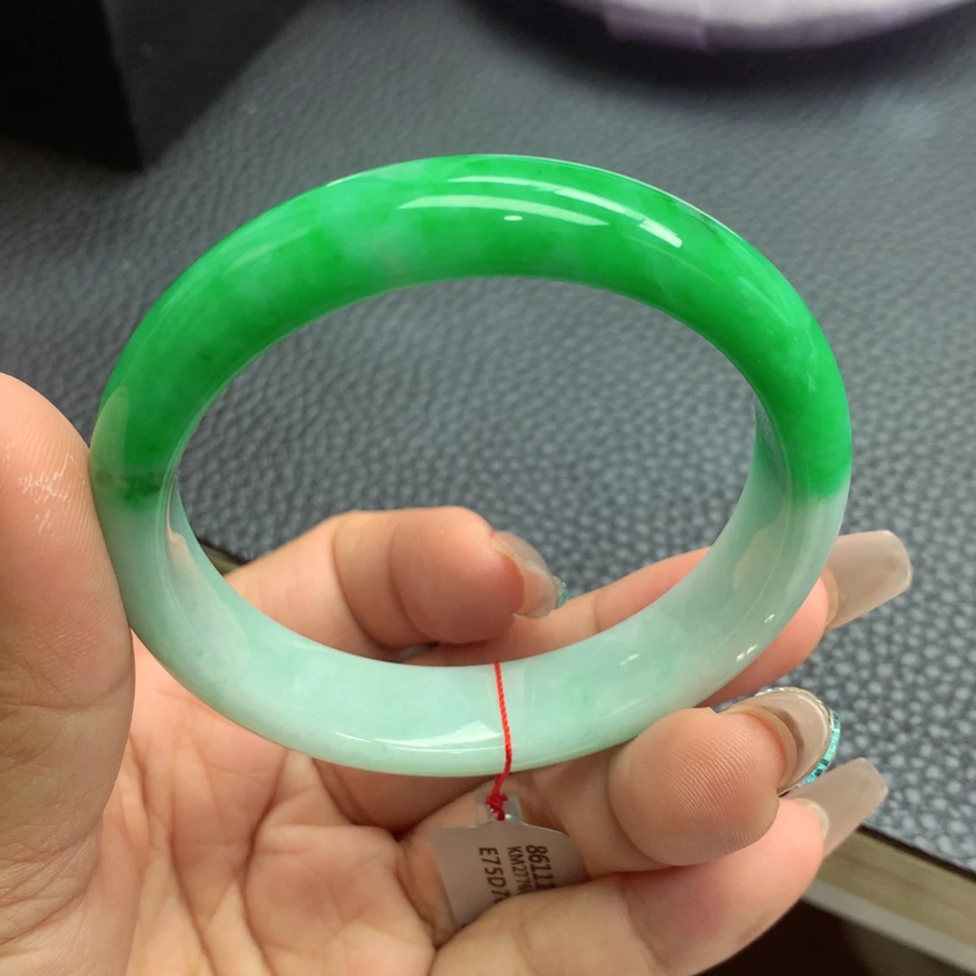 翡翠手镯未镶嵌缅甸