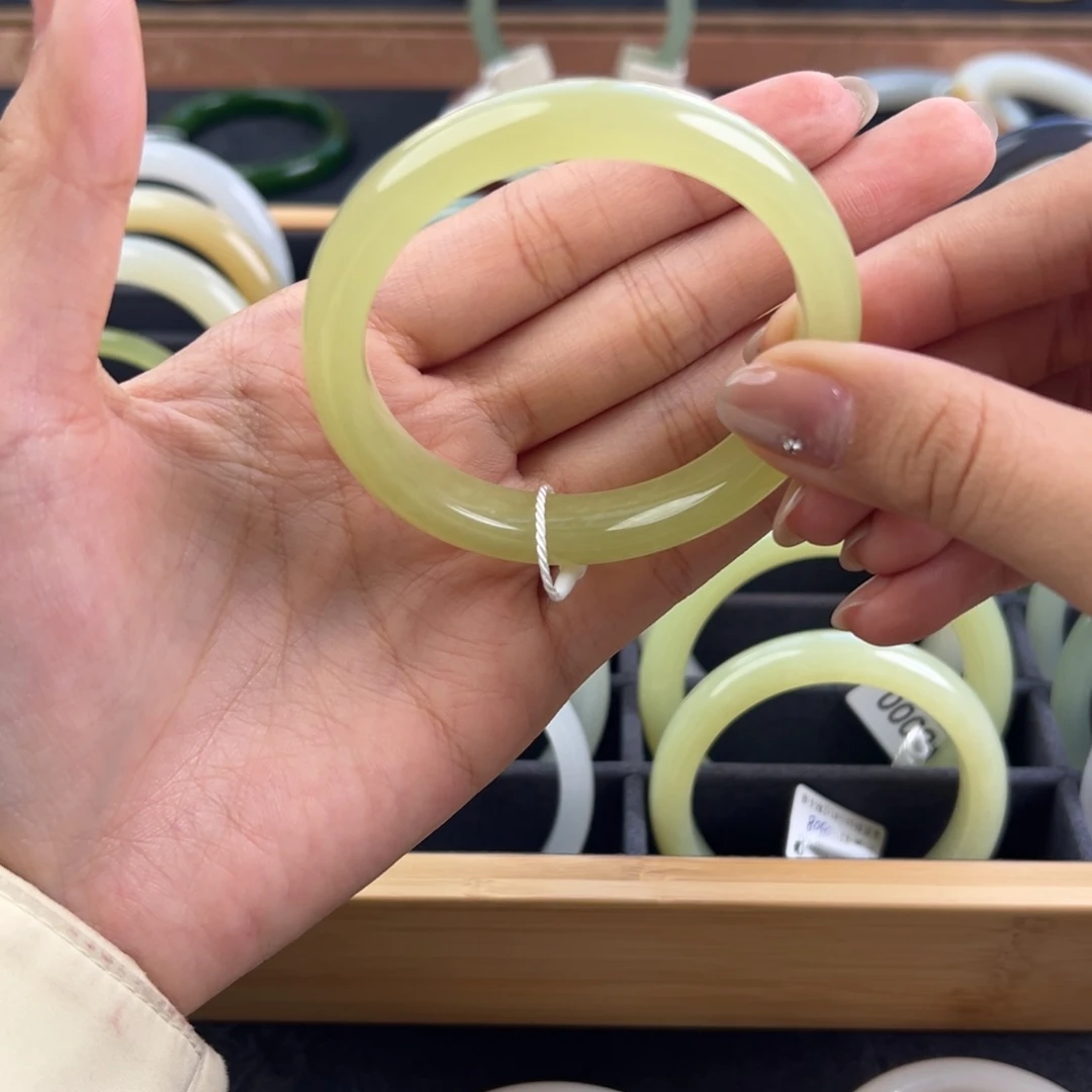 和田玉未镶嵌手镯有微瑕