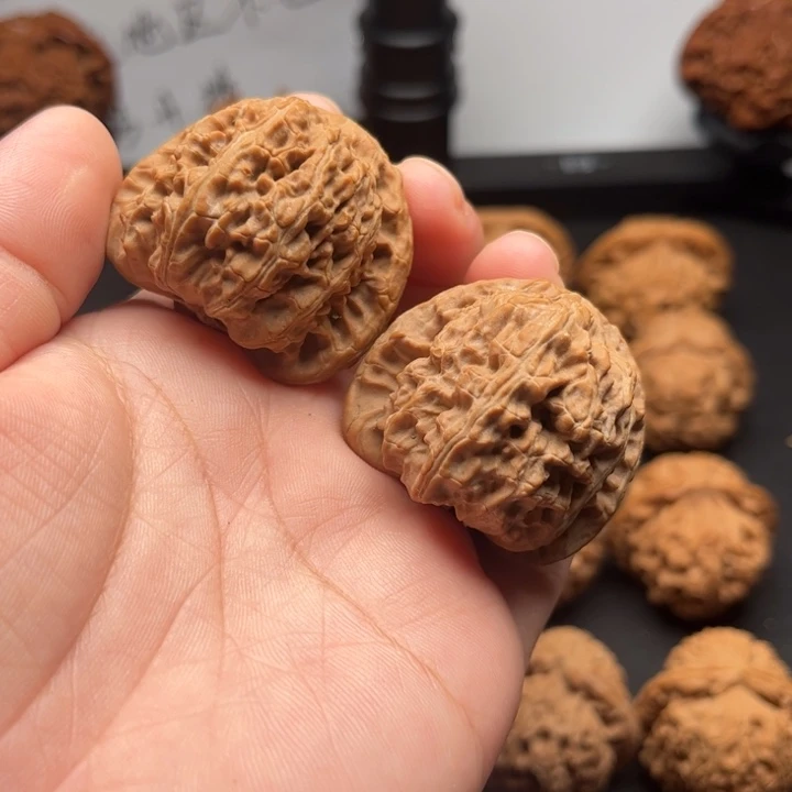 啊***！文玩核桃吊坠38的白狮子