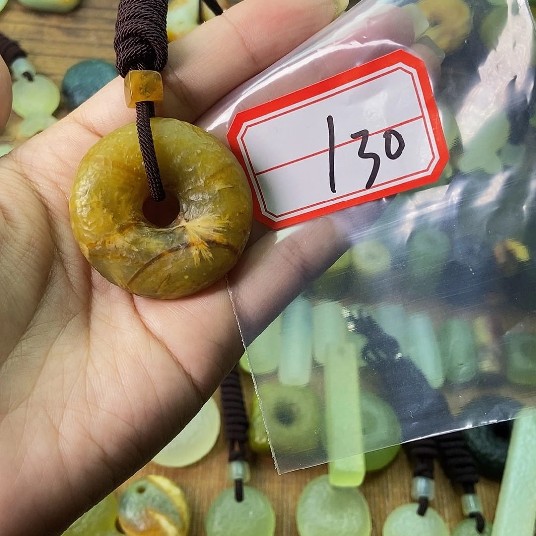 蛇纹石玉未镶嵌挂件天**勤