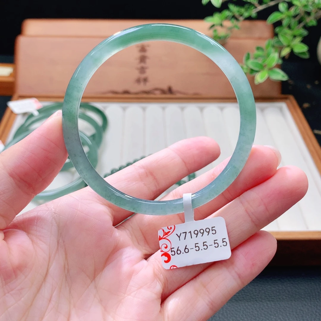翡翠未镶嵌手镯（圆镯）