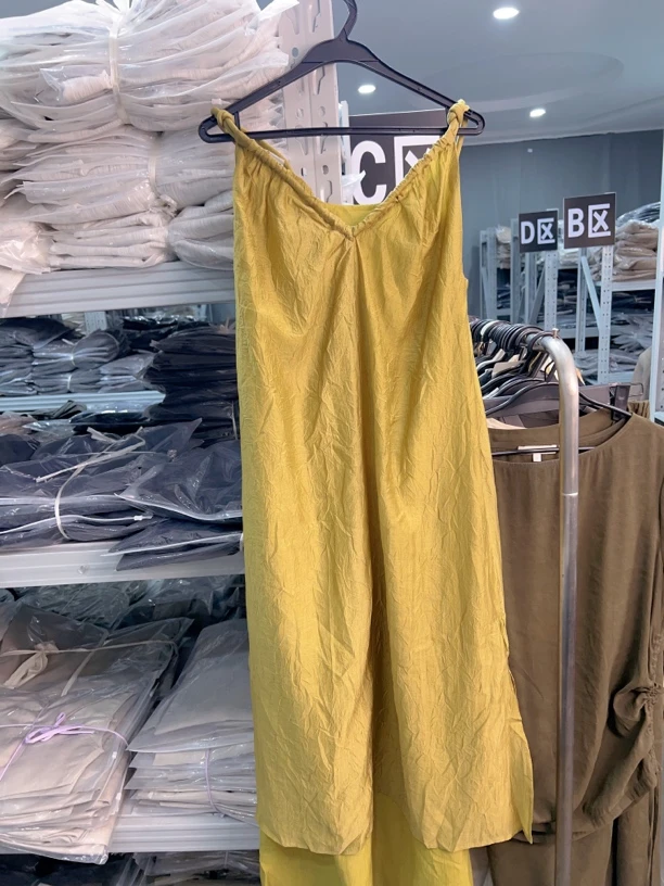 吊带连衣裙夏新款露背透气茧型V领