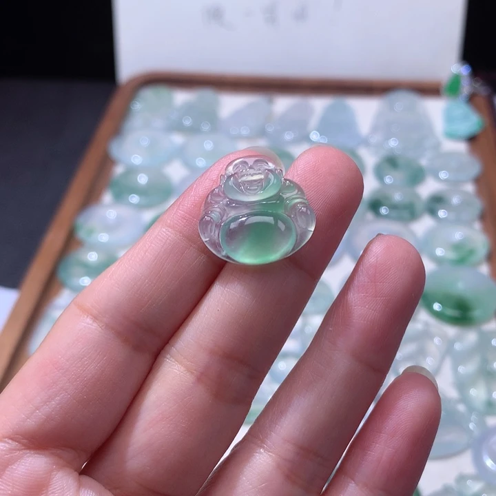 颈饰未镶嵌翡翠冰种飘阳绿佛公