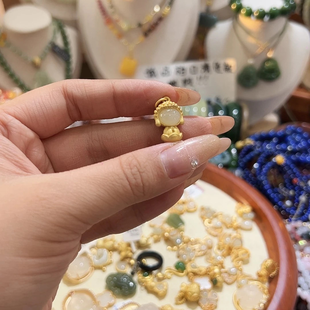 颈饰足银镀金镶嵌和田玉泥****叫