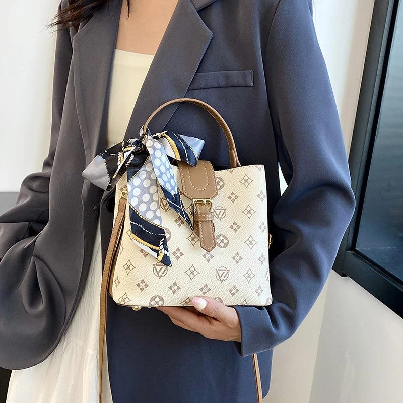 米琦袋鼠复古印花腋下包2025新款大容量百搭斜挎包经典中年妈妈包